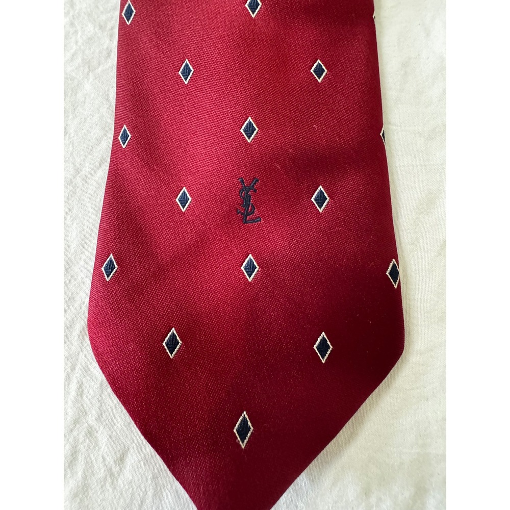 Yves Saint Laurent YSL Mens Red Silk Diamond Geometric Logo Necktie Tie 3.25"